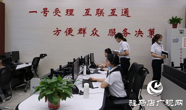 驻马店市政府副秘书长贾守峰接听12345便民热线
