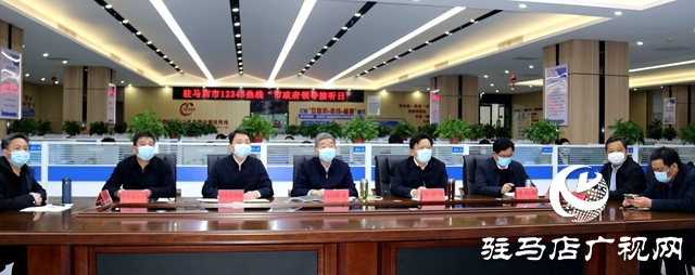 刘晓文现场接听市12345政务服务热线