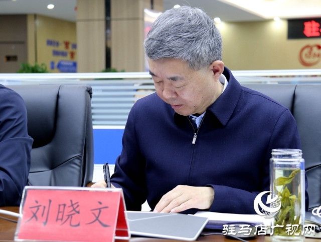 刘晓文现场接听市12345政务服务热线