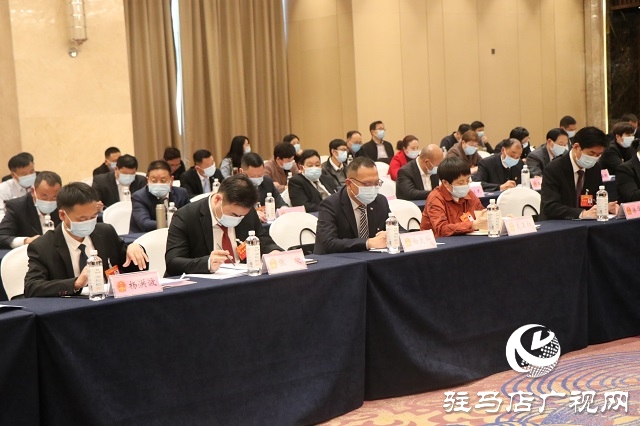 市领导与人大代表共同审议政府工作报告