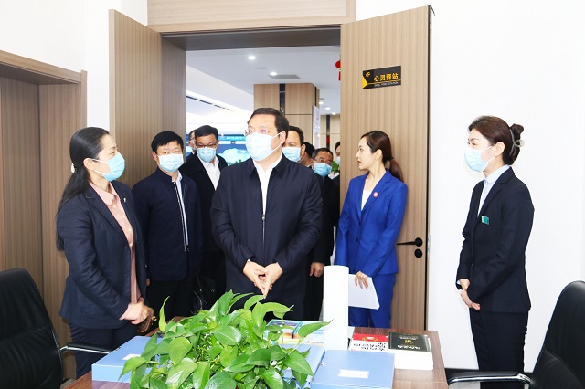 市长李跃勇现场接听驻马店市12345政务服务便民热线——立行立办 解决好群众急难愁盼问题 民生为重  让热线更有温度更有力度
