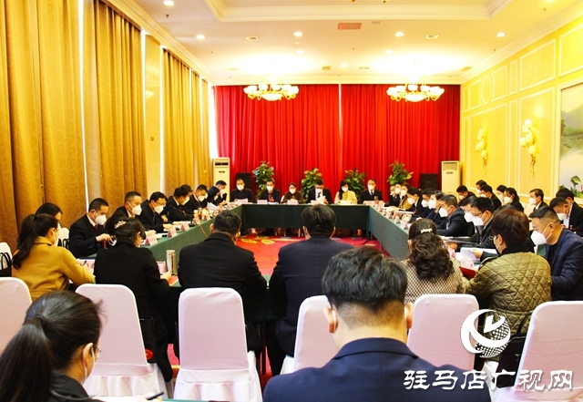 参加市政协五届一次会议的委员们分组讨论四届市政协常务委员会工作报告和提案工作情况